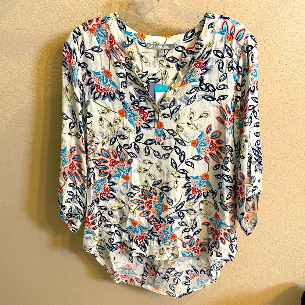 Brand new Daniel Rainn 3/4 sleeve colorful top, medium
